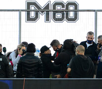 Diego recibe el saludo de Tinelli y Tapia. El Diez no se quedó al partido. (Fuente: Fotobaires) (Fuente: Fotobaires) (Fuente: Fotobaires)