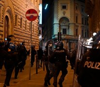 Los anticuarentena se enfrentaron a la policía en Florencia. (Fuente: AFP) (Fuente: AFP) (Fuente: AFP)