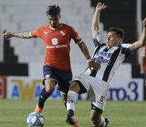 En su debut, el Rojo se trajo tres puntos desde Santiago del Estero.