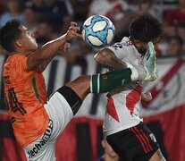 Gómez y Casco luchan por la pelota durante el 1-0 de River de febrero pasado. (Fuente: Fotobaires) (Fuente: Fotobaires) (Fuente: Fotobaires)