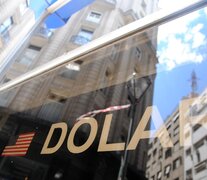 El dólar paralelo volvió a bajar este martes 3 pesos y terminó en 165 pesos. Desde el pico del 23 de octubre acumula una disminución de 30 pesos.  (Fuente: Guadalupe Lombardo) (Fuente: Guadalupe Lombardo) (Fuente: Guadalupe Lombardo)