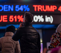 Gente mirando resultados electorales en los carteles de Times Square,  Nueva York  (Fuente: AFP) (Fuente: AFP) (Fuente: AFP)