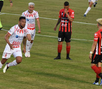 Chávez grita la apertura del marcador para Huracán.