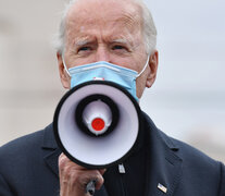 1.Las tendencias en el conteo de votos prácticamente aseguran un triunfo del ex vice de Obama. 2. Seguidores de Biden esperan que se declare ganador en wilmingotn, Delaware. (Fuente: AFP) (Fuente: AFP) (Fuente: AFP)