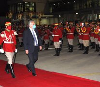 El presidente Alberto Fernández, anoche, al llegar a Bolivia. (Fuente: Télam) (Fuente: Télam) (Fuente: Télam)