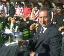 Bilardo en cancha de River, como DT de Estudiantes.