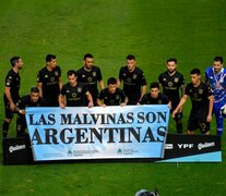 Racing posó en Santa Fe con el cartel y la consigna &amp;quot;Las Malvinas son Argentinas&amp;quot;. (Fuente: Télam) (Fuente: Télam) (Fuente: Télam)