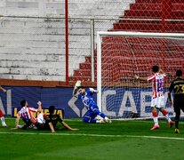 Márquez anota el primero frente a Racing. (Fuente: NA) (Fuente: NA) (Fuente: NA)