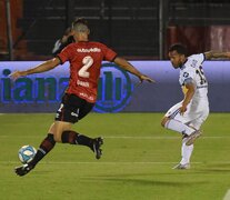 Tevez ya tocó al gol, después de haber eludido a Alan Aguerre.