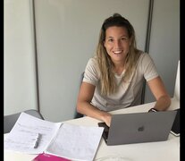 Delfina Merino, estudiando para reunir un final mientras entrenaba con Las Leonas.