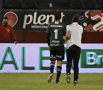 El momento que Aguerre se retira lesionado del Coloso.