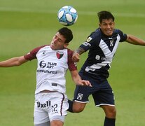 Tomás Chancalay y Lucas Romero luchan por la pelota en la tarde de Avellaneda. (Fuente: Télam) (Fuente: Télam) (Fuente: Télam)