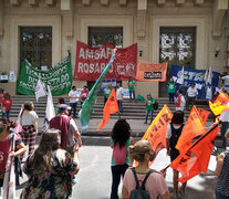 Acto en defensa de la salud frente a sede local de Gobernación.