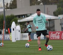 Messi, sonriente con la pelota; más atrás, Di María. (Fuente: Télam) (Fuente: Télam) (Fuente: Télam)