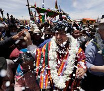 1.Evo Morales (centro) y Garcí Linera (con sombrero) en Orinoca, el pueblo nataldel ex presidente. 2. Indígeneas celebran con instrumentos típicos en Río Mulato. (EFE) 3. Guardia de honor de los mineros. (EFE) (Fuente: EFE) (Fuente: EFE) (Fuente: EFE)