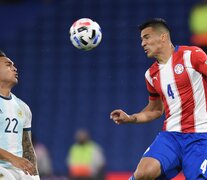 Lautaro Martínez disputa la pelota con el defensor Balbuena. (Fuente: AFP) (Fuente: AFP) (Fuente: AFP)