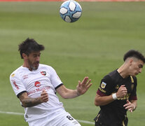 Pablo Pérez, cabecea en el aire. (Fuente: Télam) (Fuente: Télam) (Fuente: Télam)