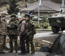 Fuerzas de paz rusas controlan vehículos en el sur de Karabaj. (Fuente: AFP) (Fuente: AFP) (Fuente: AFP)