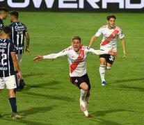 Federico Girotti festeja su gol de palomita. (Fuente: Télam) (Fuente: Télam) (Fuente: Télam)