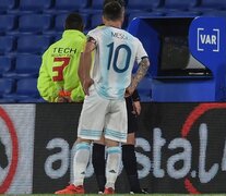 El VAR y Messi esperando el resultado de la revisión, una imagen que recorrió el mundo. (Fuente: AFP) (Fuente: AFP) (Fuente: AFP)