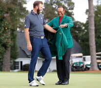 Tiger Woods le entregó la mítica chaqueta verde a Dustin Johnson, el campeón récord. (Fuente: EFE) (Fuente: EFE) (Fuente: EFE)