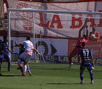 El gol de Cordero de cabeza para sentenciar el triunfo. (Fuente: NA) (Fuente: NA) (Fuente: NA)