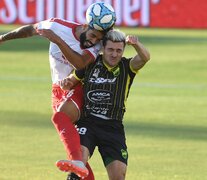 Barboza lucha con Loaiza la pelota en el medio. (Fuente: Fotobaires) (Fuente: Fotobaires) (Fuente: Fotobaires)