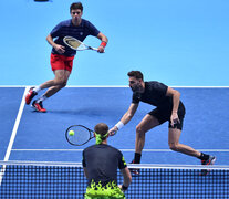 Granollers volea y Zeballos mira el desenlace de la acción. (Fuente: AFP) (Fuente: AFP) (Fuente: AFP)