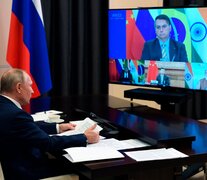 Putin en su escritorio, Bolsonaro en pantalla. (Fuente: EFE) (Fuente: EFE) (Fuente: EFE)