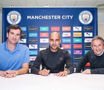 Pep Guardiola firma su contrato hasta 2023.