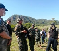 Abdo Benítez (der.) en Concepción, Paraguay, con mientros de la Fuerza de Tarea Conjunta.  (Fuente: EFE) (Fuente: EFE) (Fuente: EFE)