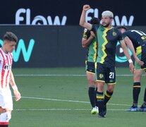 Brazo en alto de Iníguez, autor de la victoria de Aldosivi ante Estudiantes. (Fuente: Fotobaires) (Fuente: Fotobaires) (Fuente: Fotobaires)