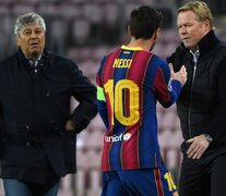 Messi y Koeman se saludan antes de que se acerque Lucescu, DT del Dinamo de Kiev, en el partido de dia.  (Fuente: AFP) (Fuente: AFP) (Fuente: AFP)