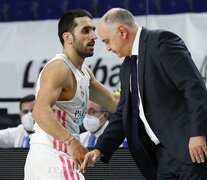 El saludo de Campazzo con Pablo Laso, en el último partido del argentino con el Real Madrid. (Fuente: Prensa Real Madrid) (Fuente: Prensa Real Madrid) (Fuente: Prensa Real Madrid)