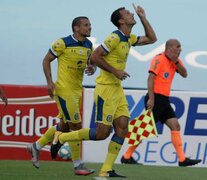 Novaretti tras el festejo del primer y único gol del partido. (Fuente: Fotobaires) (Fuente: Fotobaires) (Fuente: Fotobaires)