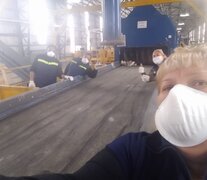 Al frente de la selfie, Ema Penoni en la planta recicladora junto a sus compañeras del MTE.  