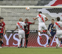 El cabezazo del chileno Díaz decreta el empate de River en Curitiba. (Fuente: AFP) (Fuente: AFP) (Fuente: AFP)