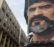 El mítico mural de Maradona en Nápoles, donde elevó las banderas del sur pobre.