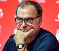 Bielsa se mostró muy conmovido por la muerte de Maradona. (Fuente: AFP) (Fuente: AFP) (Fuente: AFP)