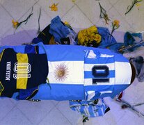 Las camisetas de Argentina y de Boca Juniors en el ataúd de Maradona.