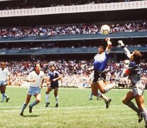 Maradona, y su gol con la mano a los ingleses. (Fuente: AFP) (Fuente: AFP) (Fuente: AFP)