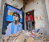 El pintor Aziz Al-Asmar representó la figura del Diez en el muro de una vivienda destruida al noroeste de Siria. (Fuente: AFP) (Fuente: AFP) (Fuente: AFP)