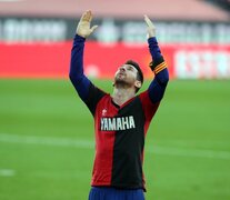 Messi, con la camiseta que usó Maradona en su paso por Newell&amp;#39;s. (Fuente: Foto Prensa Barcelona) (Fuente: Foto Prensa Barcelona) (Fuente: Foto Prensa Barcelona)