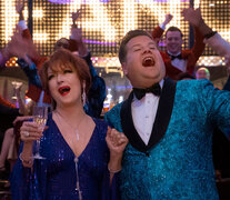 Meryl Streep y James Corden cantando uno de los números de El baile.