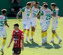 El festejo de los jugadores de Defensa luego del primer gol. (Fuente: Fotobaires) (Fuente: Fotobaires) (Fuente: Fotobaires)