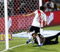 Fernández empuja la pelota abajo del arco. (Fuente: Télam) (Fuente: Télam) (Fuente: Télam)