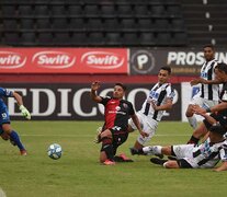 1) Palacios marca el primer gol rojinegro. 2) La lepra festejó finalizar el año en la punta. (Fuente: Sebastián Granata) (Fuente: Sebastián Granata) (Fuente: Sebastián Granata)