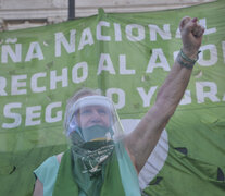 Nina Brugo se sentía como una astronauta pero pudo palpitar la calle el martes 29.  (Fuente: Constanza Niscovolos) (Fuente: Constanza Niscovolos) (Fuente: Constanza Niscovolos)