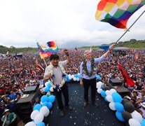 Evo Morales y Alvaro García Linera saludan a sus seguidores en el aeropuerto de Chimoré.  (Fuente: Estanislao Santos) (Fuente: Estanislao Santos) (Fuente: Estanislao Santos)