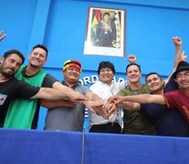 Evo Morales (centro) con representantes de movimientos sociales gremiales e indígenas del trópico boliviano. 2. Morales se reunión con dirigentes locales. (Fuente: Estanislao Santos) (Fuente: Estanislao Santos) (Fuente: Estanislao Santos)